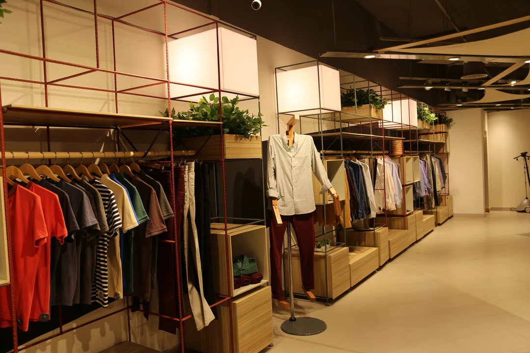 How to start up a fashion outlet?